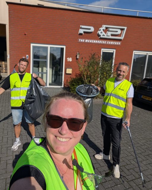 Knijpers klaar? Afval rapen maar! 🚮 

Samen met de andere ondernemers van Bedrijvenvereniging Zuidoost Groningen zorgen we er 2x per jaar voor dat het bedrijventerrein er weer netjes bij ligt. 

Deze keer pakten Cynthia, Bart en Vincent namens P&P de prikkers erbij. Geen straf met dit heerlijke weer ☀️ 

De gekste vondst deze ronde? Een volle luier... 🤷‍♀️ 

#cleanupday #groningenschoon #bedrijvenverenigingzuidoost #collegaondernemers #houdebuurtschoon #schoonterrein #afvalrapen