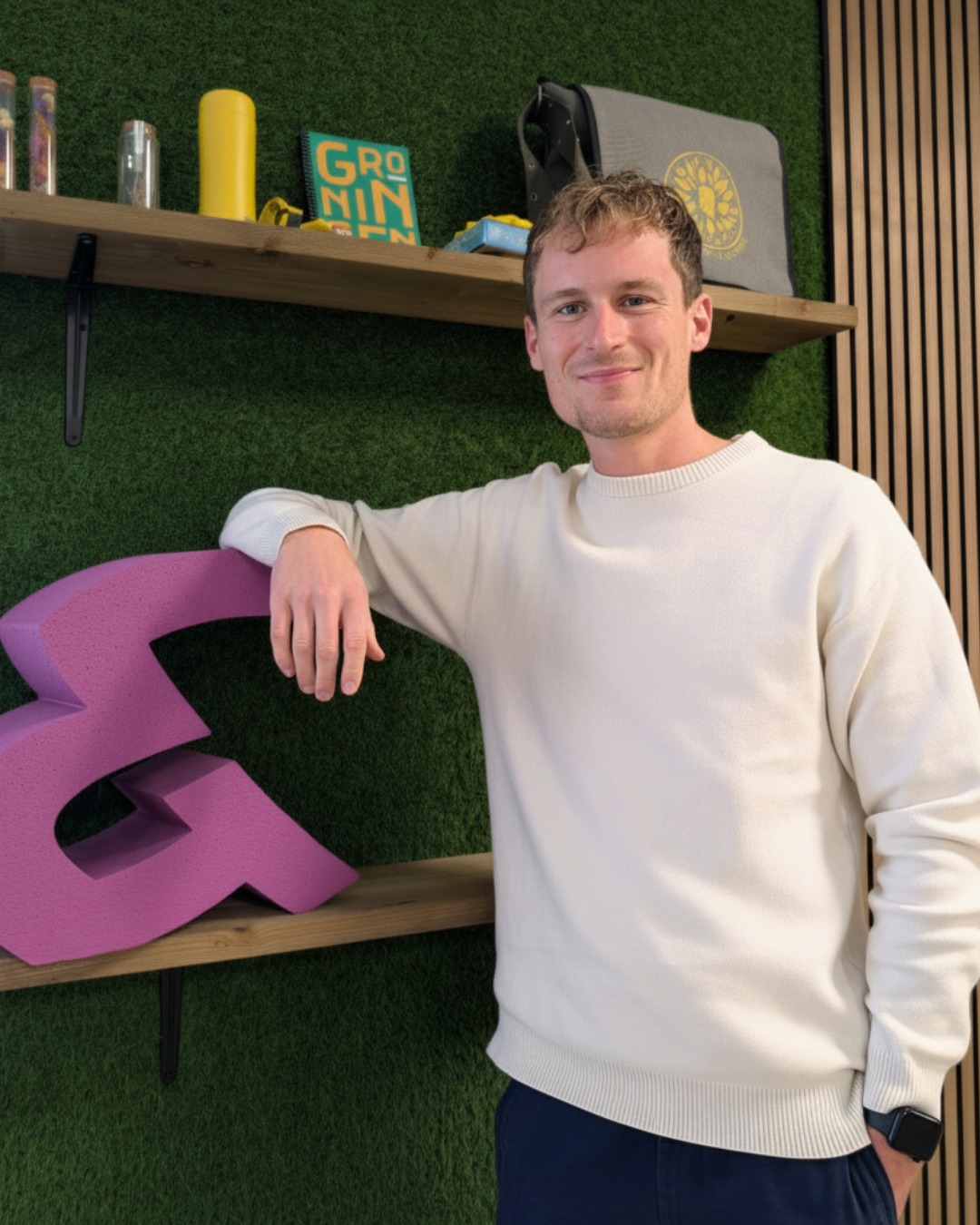 & het team compleet 💯

Het was even een zoektocht, maar we hebben 'm gevonden! Sinds 1 oktober is Duco onze nieuwe Traffic Manager, oftewel de spin in het web van het gehele orderproces.

En als hij niet alles in de gaten aan het houden is op kantoor, vind je hem waarschijnlijk op het hockeyveld, in de keuken of op de golfbaan.

"Ontzettend veel zin om mijn kennis en kwaliteiten in te zetten bij P&P. En ook al ben ik nog maar net begonnen, ik voel me al helemaal thuis! Ik zie ernaar uit om te groeien binnen P&P.”

Welkom bij de club Duco!

#nieuwecollega #collegagevonden #team #welkominhetteam #merchandise #branding