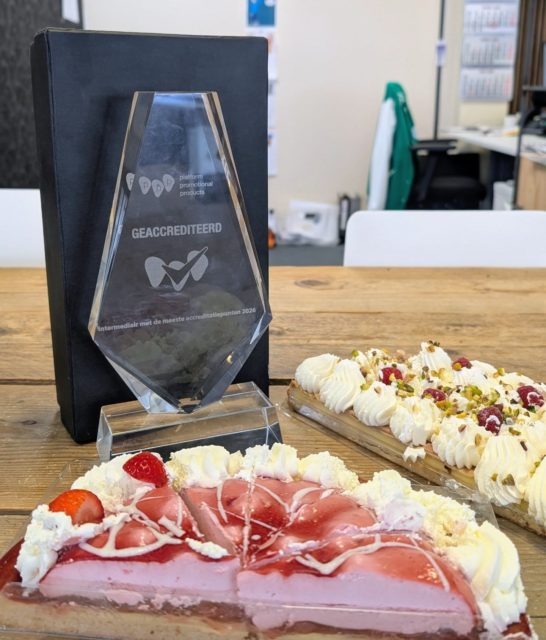 Taart! 🎂 

Want we hebben wat te vieren.

Tijdens de ALV van onze branchevereniging PPP @promotionalproductsproff werden we verrast met de award 'Intermediair met de meeste accreditatiepunten 2026'. Een mooie prestatie! 

Waarom we hier zo blij mee zijn?

✅ Het bewijst onze passie voor het vak.
✅ Het laat zien dat we blijven investeren in kennis (hallo PPP Academy!).
✅ Het geeft jou de zekerheid van kwaliteit.

​Trots op het team en onze bijdrage aan een sterkere sector! 🥂✨