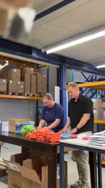 Zorghelden in het ☀️

Handjes uit de mouwen voor een hele leuke verrassing voor de medewerkers van...? 

Dat verklappen we natuurlijk nog niet. Zeker is dat er rond 12 mei wat leuks bij gewaardeerde collega's op de deurmat ligt: een handige Boc'n'Roll met een persoonlijk bericht. 

Ontzettend leuk om de waardering tastbaar te maken ♥️ 

#dagvandezorg #waarderingwerkt #branding #medewerkersinhetzonnetje