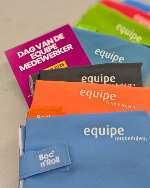 💚 Medewerkers verrassen tijdens de Dag van de Zorg?

Voor Equipe Zorgbedrijven verzorgden wij een complete verrassing voor bijna 1000 medewerkers: gepersonaliseerde Boc’n’Rolls, een persoonlijke boodschap van de directie én verzending naar alle thuisadressen.

Van product tot handling en logistiek: wij namen het volledige traject uit handen ✨

Een mooi en duurzaam cadeau waarmee je écht waardering laat zien.

Als kers op de taart kregen we deze mooie woorden nog vanuit Equipe: 

“De samenwerking met P&P hebben wij als zeer prettig ervaren. De kwaliteit van de Boc’n Rolls is hoog en ook het proces verliep soepel, met korte lijnen en duidelijke communicatie. Het resultaat is een attent en goed ontvangen geschenk voor onze zeer gewaardeerde medewerkers.”

#dagvandezorg #equipezorgbedrijven #waardering #waarderingwerkt #bocnroll #geefwaarderingcadeau
