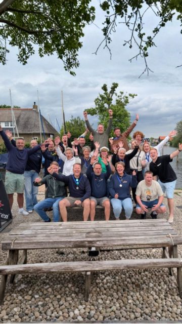 Weekendje weg + het leukste team = een legendarisch personeelsuitje ✨

Wat een geweldig weekend hebben we achter de rug. We hebben gestreden op de Friese wateren tijdens de GPS Sloepengame, de buikjes rond gegeten bij de barbecue en de stembanden schor gezongen met de lekkerste hits. 🎤🍔🛶

Het PV-uitje van dit jaar was er weer eentje voor in de boeken! Wat hebben we gelachen en wat is het een heerlijk weekend geweest met z'n allen. 

Wil je al die lachende gezichten nog beter bekijken? Pauzeer de video op je favoriete moment! 👇📸

Teamspirit: 10/10. 💥