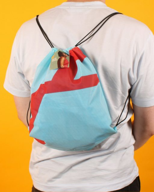 Wat gebeurt er met oude vlaggen, bannerdoeken of bedrijfskleding als je ze niet meer gebruikt?

Hopelijk niet de afvalcontainer.

Samen met @vanhulley geven we afgedankt textiel een tweede leven als unieke merchandise. Zo krijgt bestaand materiaal een nieuwe functie en draag je bij aan sociale impact. 

Heb jij textiel dat niet meer wordt gebruikt? 

Wij denken graag met je mee over wat het kan worden.

#upcycling #merchandise #duurzaamheid #circulair #socialeimpact