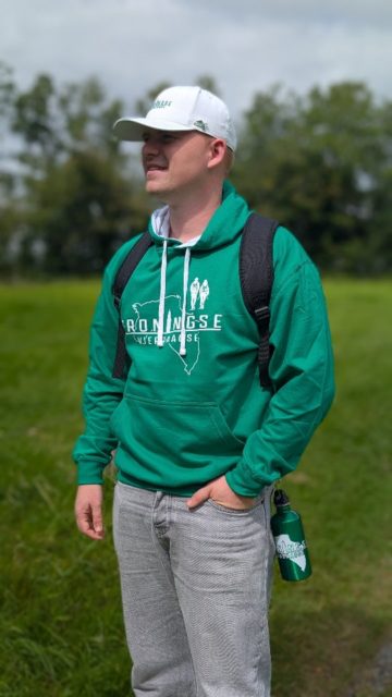🔥 Merch drop! 

De merch collectie van de @groningse4daagse is dit jaar flink uitgebreid. 

Pins, buckethats, sokken, zonnebril, hoodies, shirts en nog veel meer.

Merch in de voorverkoop besteld? Haal je items vanaf maandag op bij onze stand op de Grote Markt in Groningen.

Nog niks besteld, maar wil je wel zo'n collectors item? Kom dan vooral ook langs bij onze stand.

Vanaf maandag 3 augustus 12 uur staan we voor je klaar!

#groningse4daagse #merchandise #merchandisepartner #merchdrop #groningen