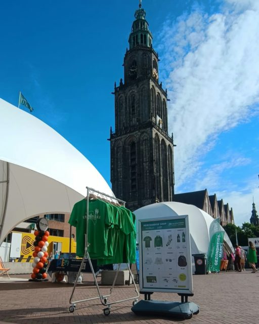 Genaiten met een grote G 🤩

Wat een week tijdens de @groningse4daagse! Na de run op de merchandise van vorig jaar hebben we dit jaar flink uitgepakt met een grotere collectie. En met ruim 800 pre-orders die klaarlagen, was het meteen gezellig druk bij onze stand.

Maar het leukste? Al die enthousiaste wandelaars die nog even een pin kwamen scoren, een zonnebril meenamen of het speciale Groningse Vierdaagse shirt kozen, als herinnering aan vier mooie dagen 💚

Trots dat we als merchandisepartner onderdeel zijn van dit groeiende evenement. Op naar editie drie!

#groningsevierdaagse #merchandise #merchandisepartner #groningen