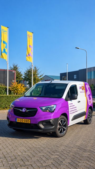 Een beetje opvallen mag best💜

Als je dagelijks merken helpt om op te vallen, kun je zelf niet achterblijven toch? 

Dus toen het tijd werd voor een nieuwe bedrijfsbus, hebben we het direct goed aangepakt. Van benzine naar elektrisch en van een (saaie) witte bus naar knallen met kleur. Van de motorkap tot de velgen: overal vind je een vleugje P&P.

Wij zijn in ieder geval hartstikke blij met het resultaat. 

Dus zie je ons binnenkort door Groningen of omgeving rijden? Zwaai gerust even👋
