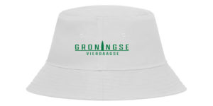 Witte buckethat met het groene Groningse Vierdaagse logo